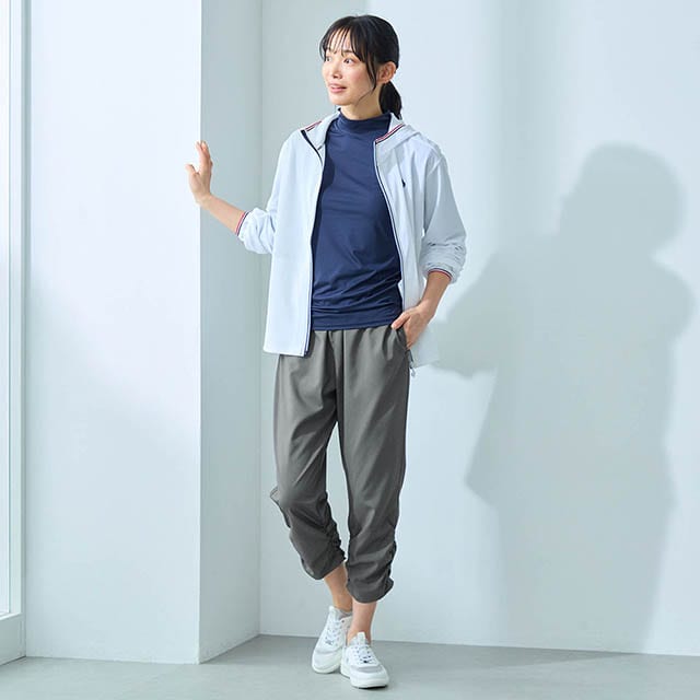 裾にシャーリングを入れ、ワンツーコーデもこなれ見え