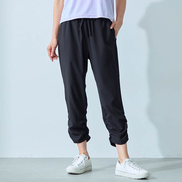 程よいゆとりを持たせたシルエットは、真夏もはりつきにくく、さらり快適