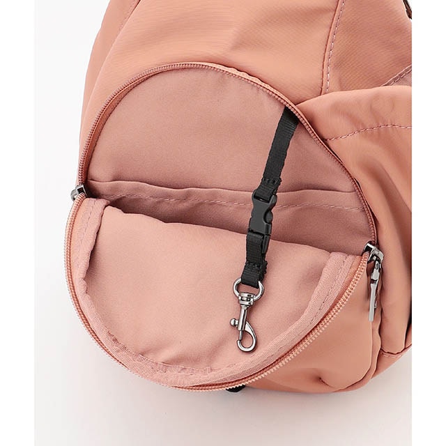 正面のファスナーポケットはスマホ入れにも