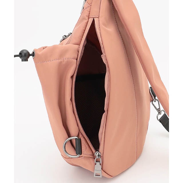 左右共にファスナー付きで取り出しやすい