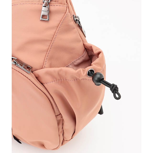 サイドには絞りひも付きボトルポケット