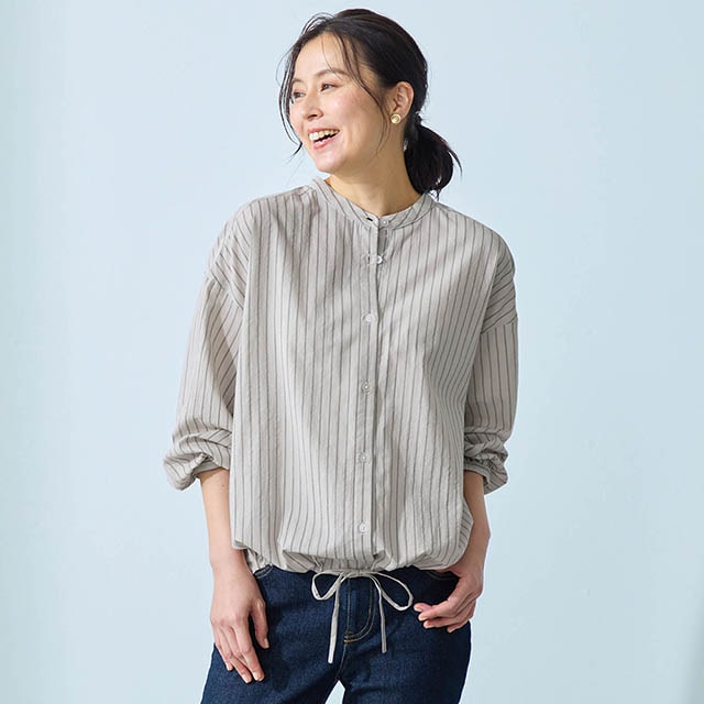 首周りは品よく見せながら肩や腰はほどよいゆとりでカバー