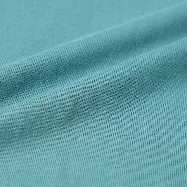 毛羽の少ないクリアな表面感とほどよいハリ感で一枚でもきれい見え