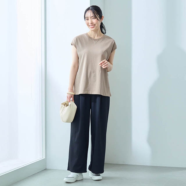 コンパクトな丈感で裾イン・アウトどちらも使いやすい