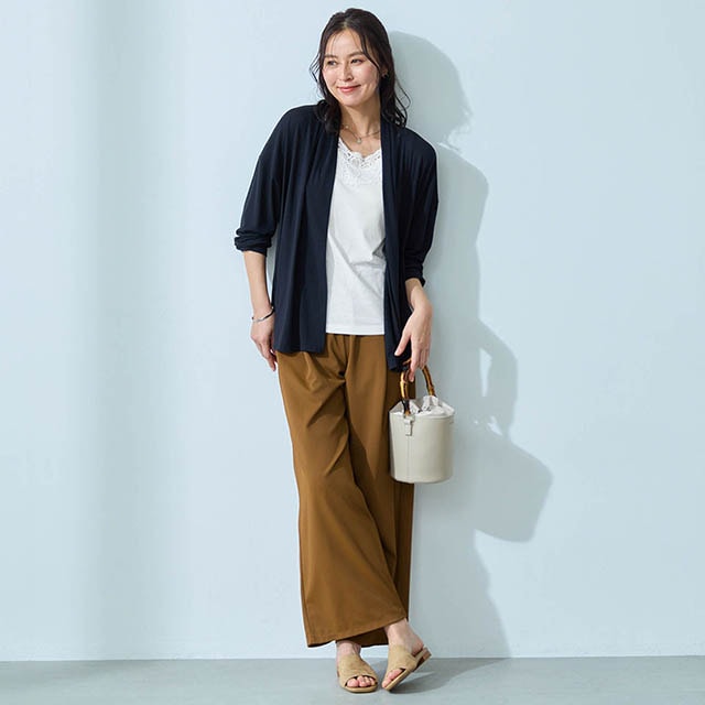 胸元がパッと華やぐレースデザイン