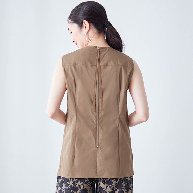 着脱しやすいロングファスナーとスエード調の長めの引き手もデザインポイント