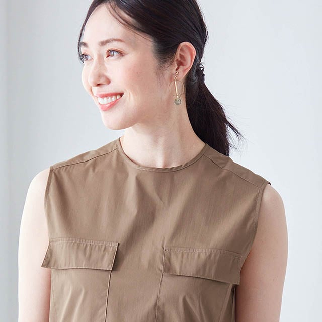 胸元のダブルポケットの位置を高めにすることで顔周りもすっきり見せる