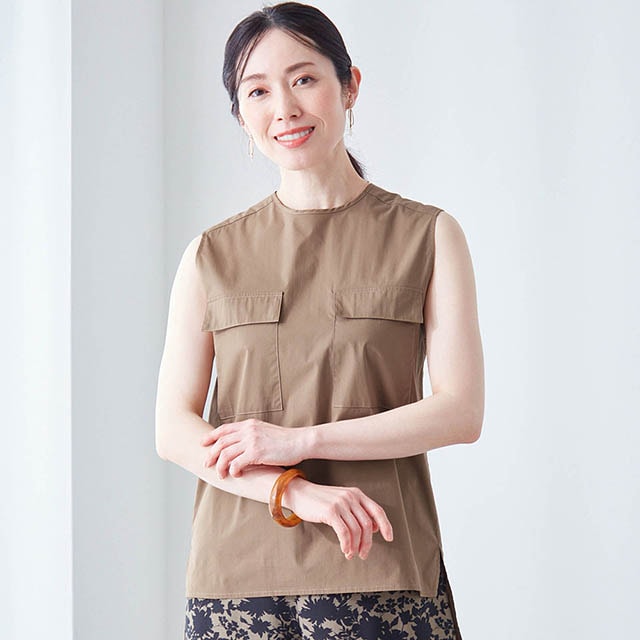 大人の腕を美しく見せる工夫が詰まったノースリーブブラウス