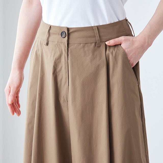 ウエスト周りはすっきり見えする仕様