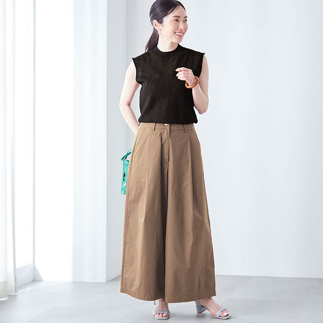 たっぷりとしたボリュームが魅力のワイドパンツ