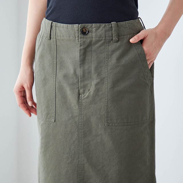 ポケットのベイカーデザインがお腹周りをさりげなくカバー