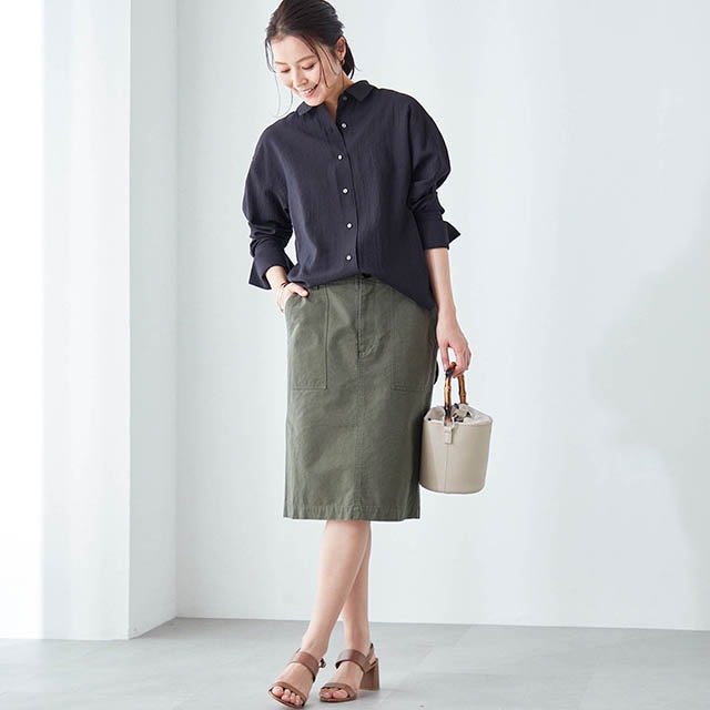 すっきりとした印象のIラインのミドル丈スカート