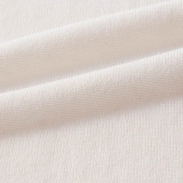 さらりとした肌ざわりのニット素材