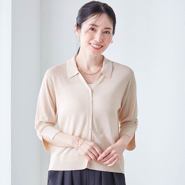 顔まわりがすっきり見えるスキッパーデザインのポロニット