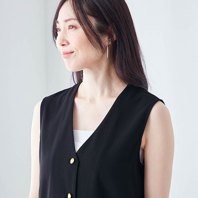 顔周りをすっきり見せてくれる直線的でシャープなV開き