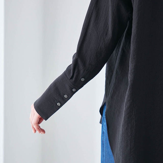 折り返して着ると表情が出るボタン付きの長めのカフス