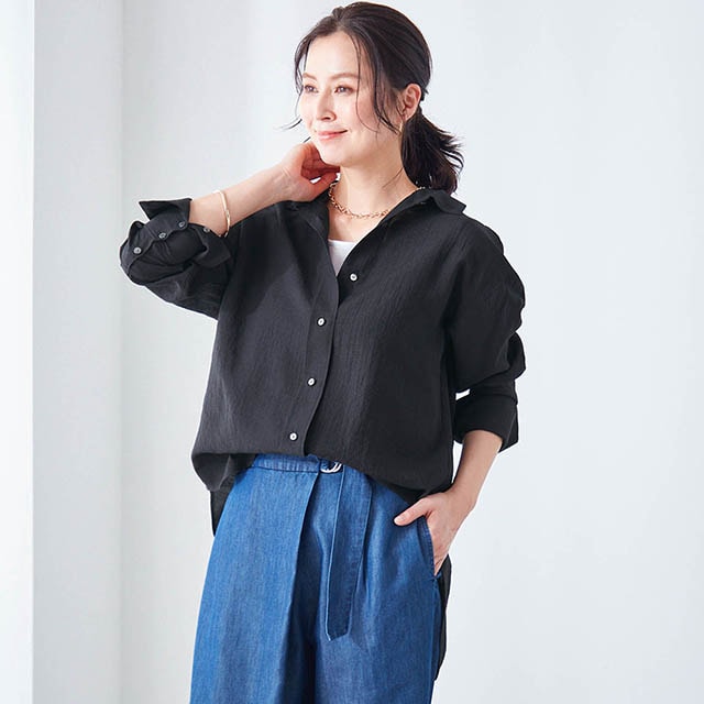 ほどよくゆったりしたシルエットで抜け感がある大人のシャツ