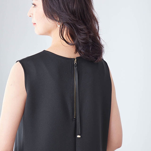 バックファスナーには着脱しやすい金具付きの長めの引き手をつけてデザインのアクセントに