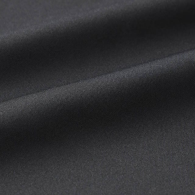 ジャージー素材の着心地の良さがありながら上品なツヤ感が大人にふさわしい高級感をプラス