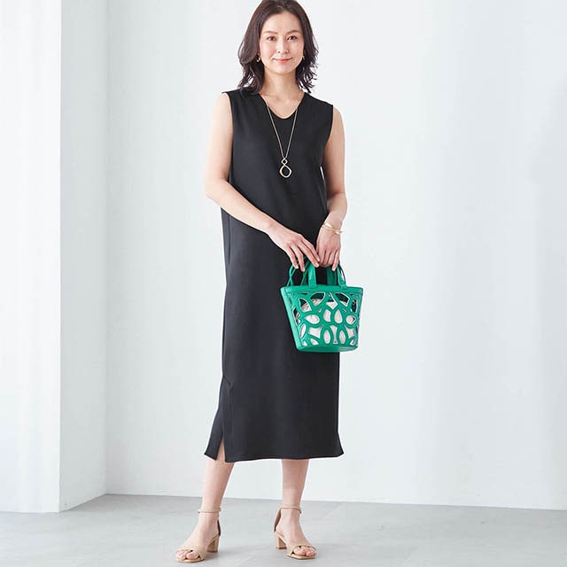 すっきりとしたIラインシルエットでノーブルな雰囲気にみせるワンピース