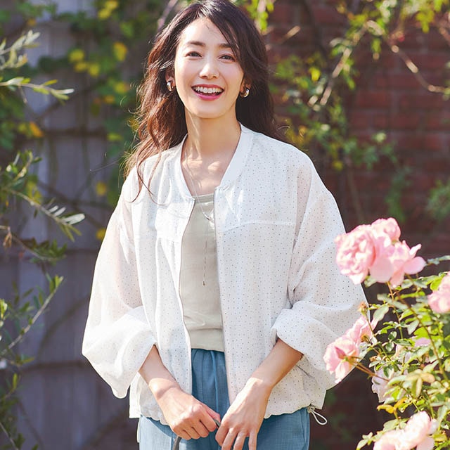程よい透け感とドット柄が大人可愛いシアーブルゾン