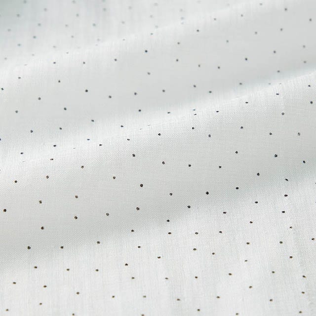 上品な透け感が女性らしい、軽くてさらりとした質感のシアー素材
