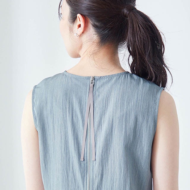 後ろファスナーは着脱しやすい長めのグログランテープ付き