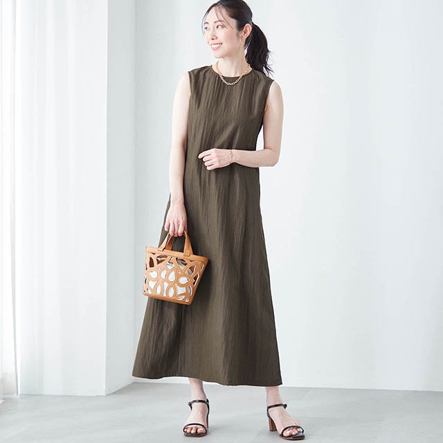 首元と腕まわりが開きすぎていないから一枚で着ても安心