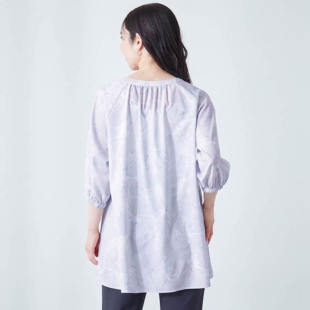 長めの丈とギャザーによるふんわりシルエットが、気になる腰や背中まわりをさりげなくカバー