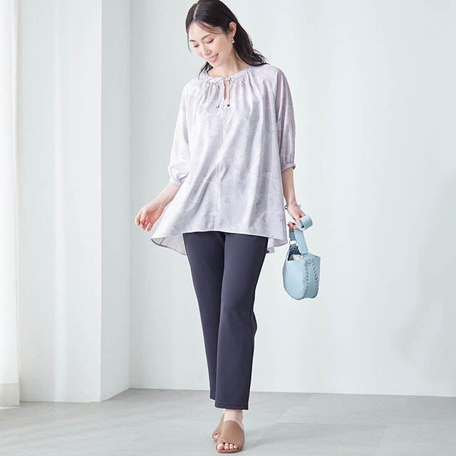 やさしい淡い水彩タッチのプリントが上品な印象に