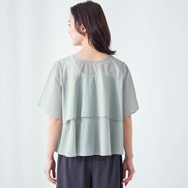 後ろ姿もサマになるふんわりデザイン