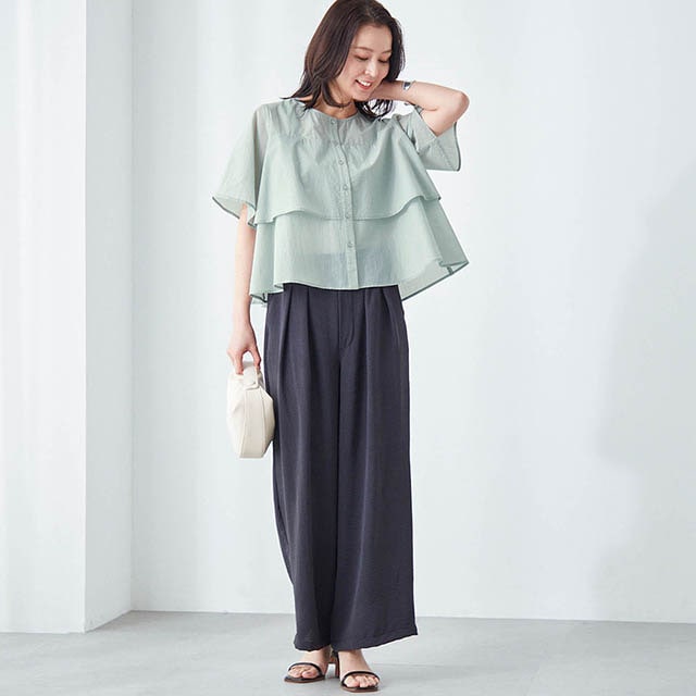 スタイルアップを叶える旬のクロップド丈