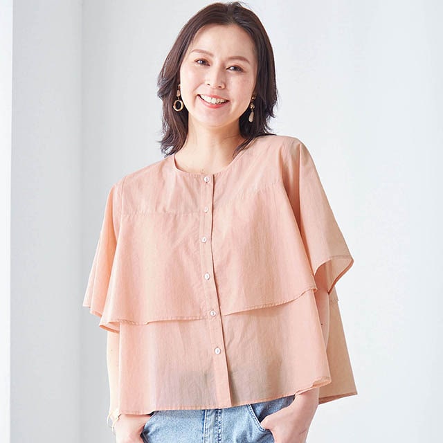 襟元から袖にかけての二段フリルが華やかな印象