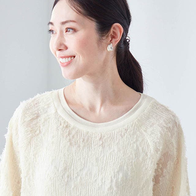 首元を美しく見せる上品な襟のデザイン