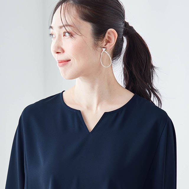 キーネックで首元すっきり＆小顔見せ