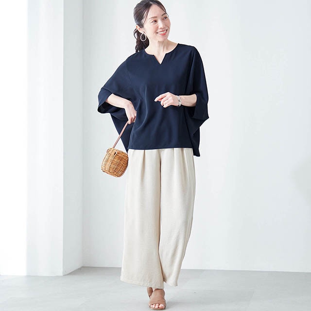 ゆったりラクな着心地ながら、すっきり見えもきちんと感も叶うモモンガシルエット