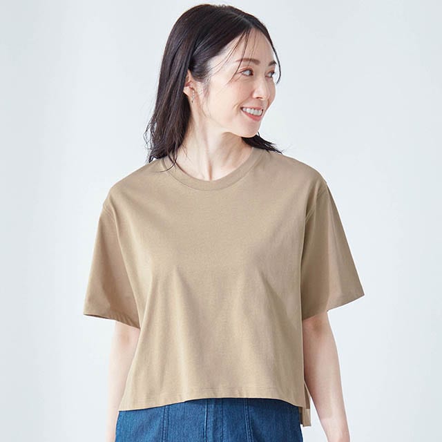 ボディラインを気にせず着用できる、ゆったりしたボックスシルエット