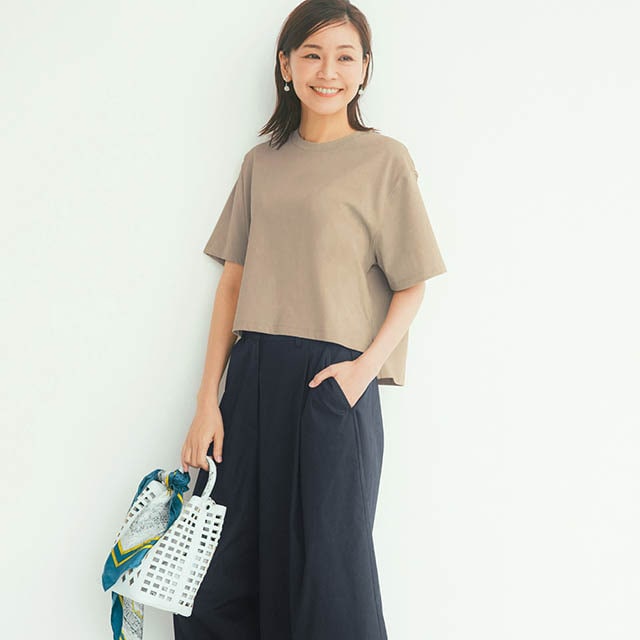裾をインせずバランスよく決まる！クロップド丈Tシャツ
