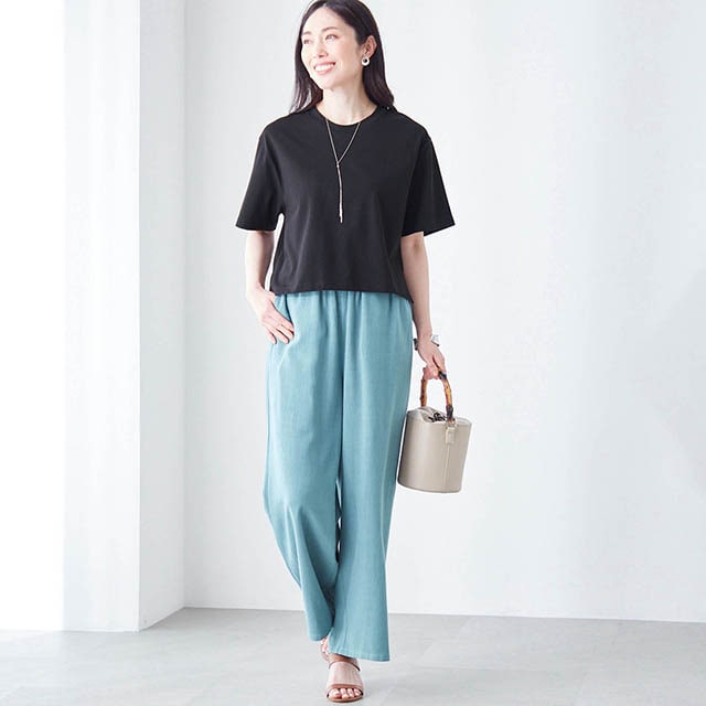 ワイドパンツやスカートと合わせやすい、計算された丈感
