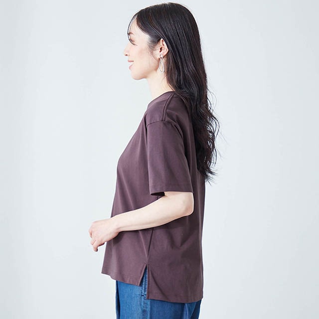 前後差のある丈感と両脇のスリットが、軽やかな腰まわりを演出