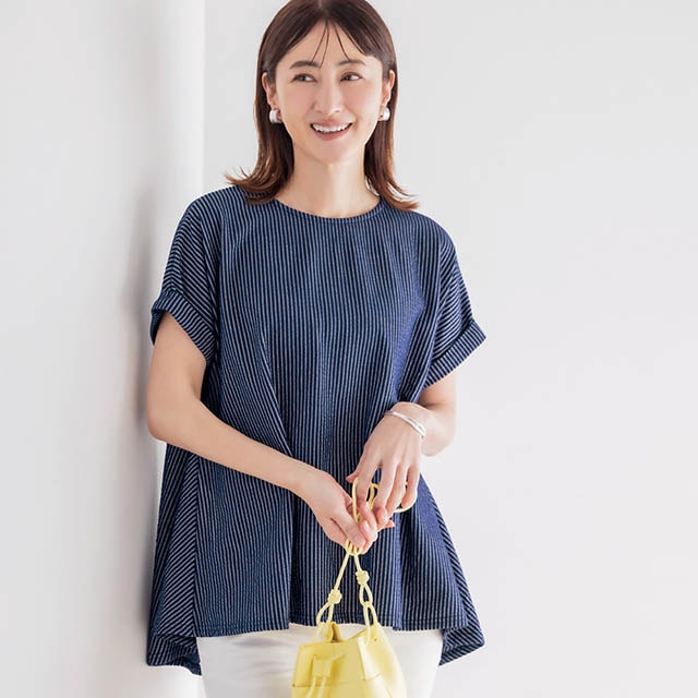 ふんわりと上品に体型をカバーするニットサッカーカットソー