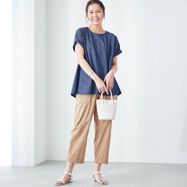 ふわっと広がるフレアシルエットが女性らしさと体型カバーを両立