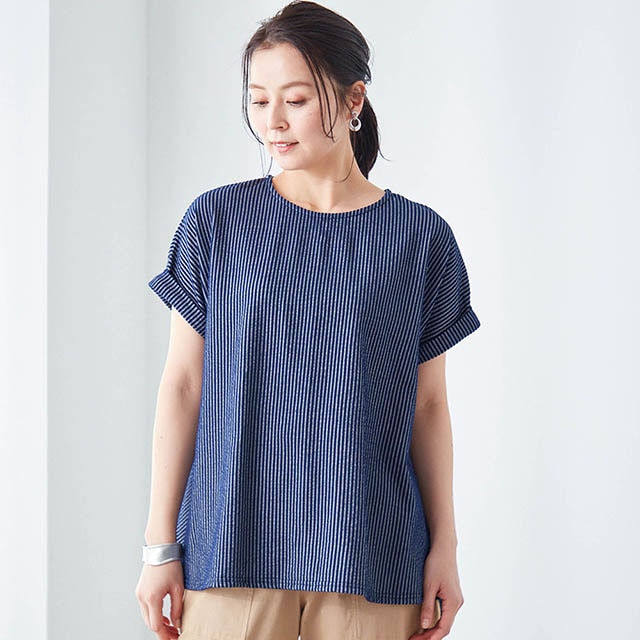 細めのストライプが縦ラインを強調してすっきり見え