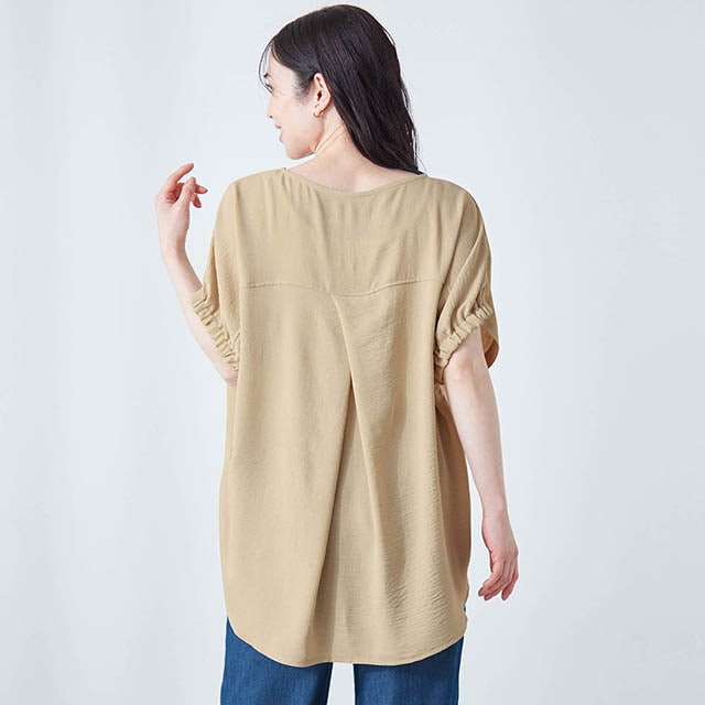 背中のヨーク切替えとタックで後ろ姿もすっきりキレイ