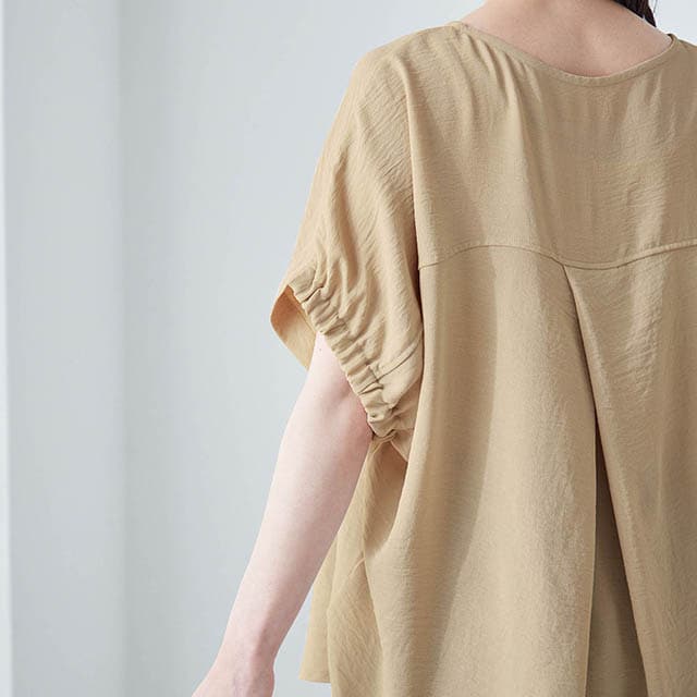 ドルマンスリーブの袖口は、後ろ側ゴムで腕を動かしやすい仕様