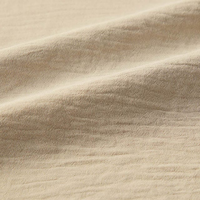 さらっとしていて肌離れがよく、落ち感があるので体のラインを拾いにくいとろみウェーブ素材