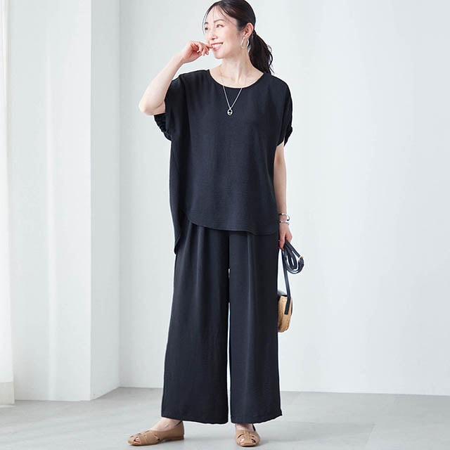 同素材のスカートやワイドパンツを合わせてセットアップにも◎