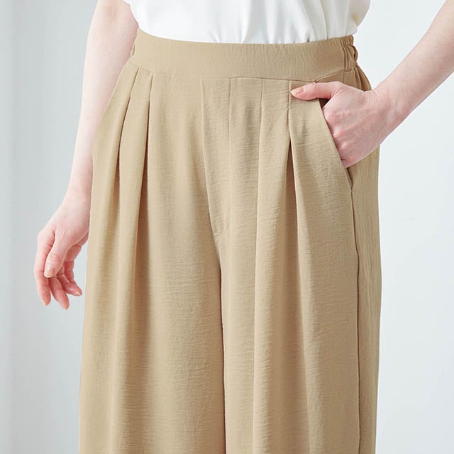 フロントのツータックが縦ラインをつくり、洗練されたスタイルを叶える