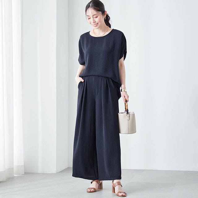 同素材のプルオーバーを合わせてセットアップにも◎