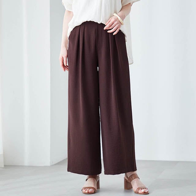 落ち感のある素材とワイドシルエットが、太ももやヒップを自然にカバー